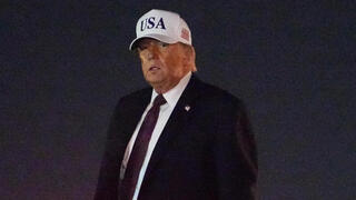 נשיא ארצות הברית דונלד טראמפ יורד ממטוס אייר פורס 1, פברואר 2026