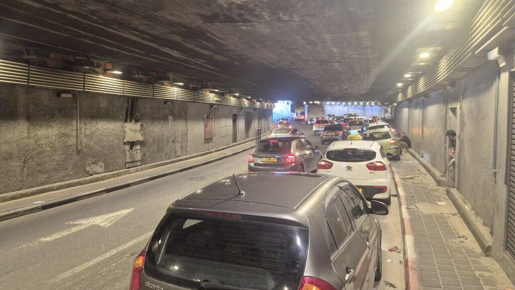 רכבים עוצרים בצד הדרך במנהרת לגוורדיה בזמן אזעקה ע"מ להתמגן\