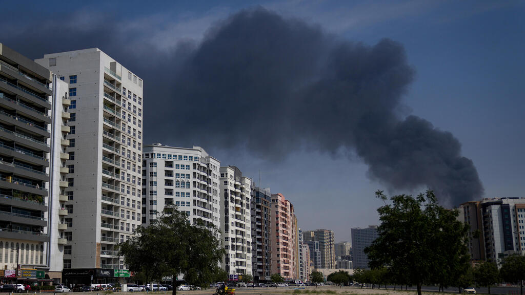 Иранский удар по ОАЭ (Фото: AP Photo/Altaf Qadri) שארג'ה, איחוד האמירויות