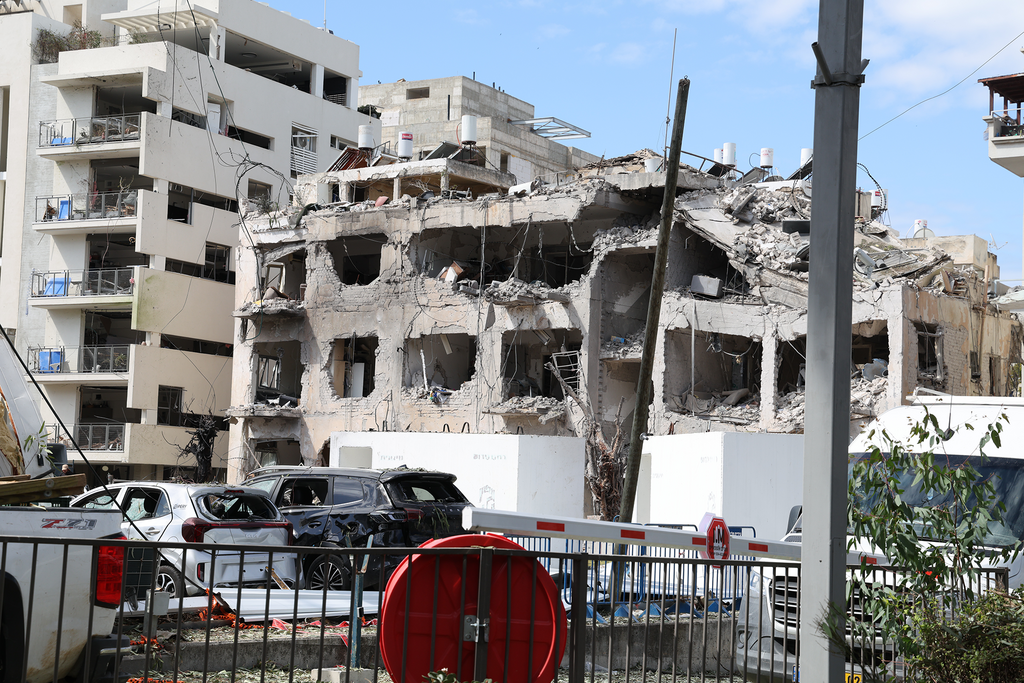 Здание в Тель-Авиве, разрушенное иранской ракетой (Фото: Ярив Кац) זירת הנפילה בתל אביב