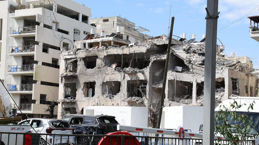 Apartment hit by rocket in Tel Aviv: 'The first night of the war was the scariest' (Photo: Yariv Cohen) זירת הנפילה בתל אביב