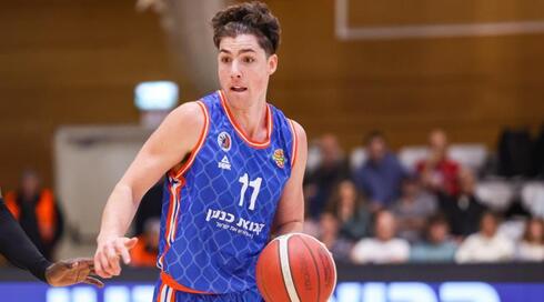 אדם אריאל עם הכדור