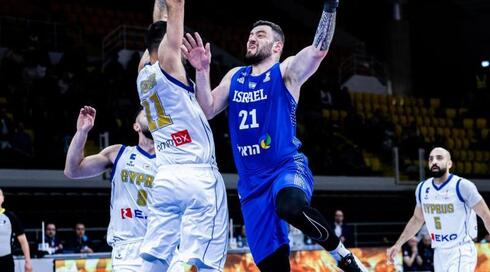 נתנאל ארצי עולה לסל