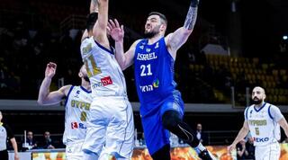 נתנאל ארצי עולה לסל