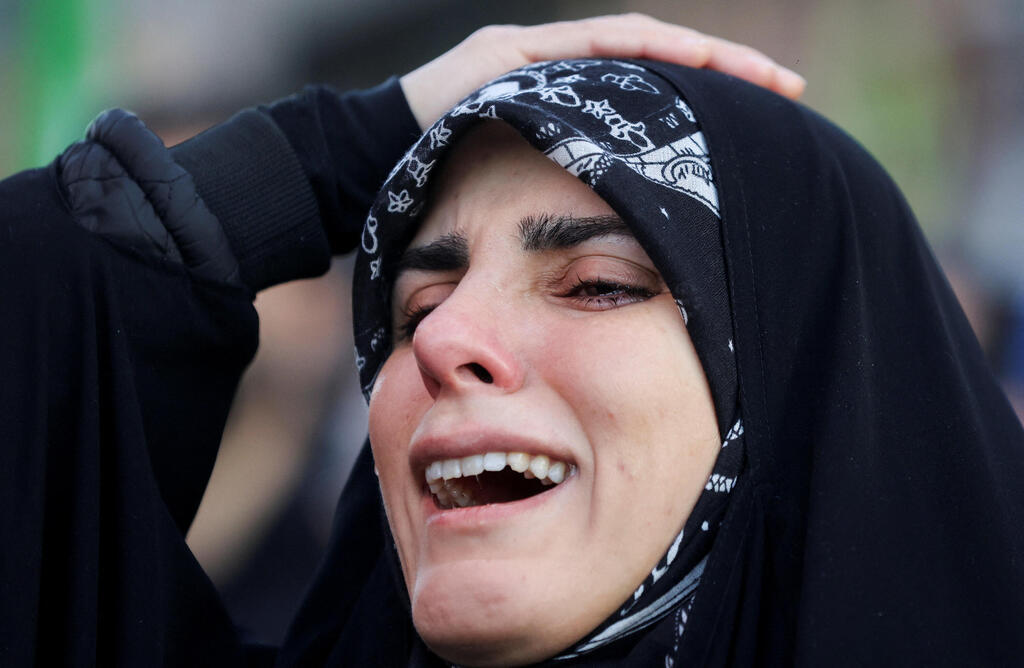 Photo: Majid Asgaripour/WANA (West Asia News Agency) via REUTERS טהרן איראן אישה בוכה אחרי חיסול עלי חמינאי
