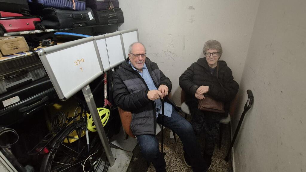 Debbie and Jeffrey in the luggage room (Photo: Assaf Kamar) דבי וג'פרי בחדר המזוודות