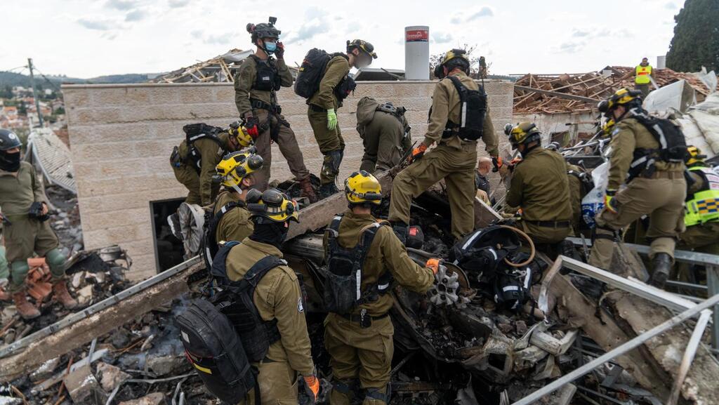 Photo: IDF פעילות כוחות פיקוד העורף בזירת הנפילה בבית שמש