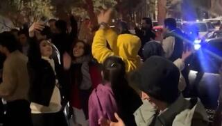 איראנים יצאו לחגוג, פסל חומייני הופל | התיעודים