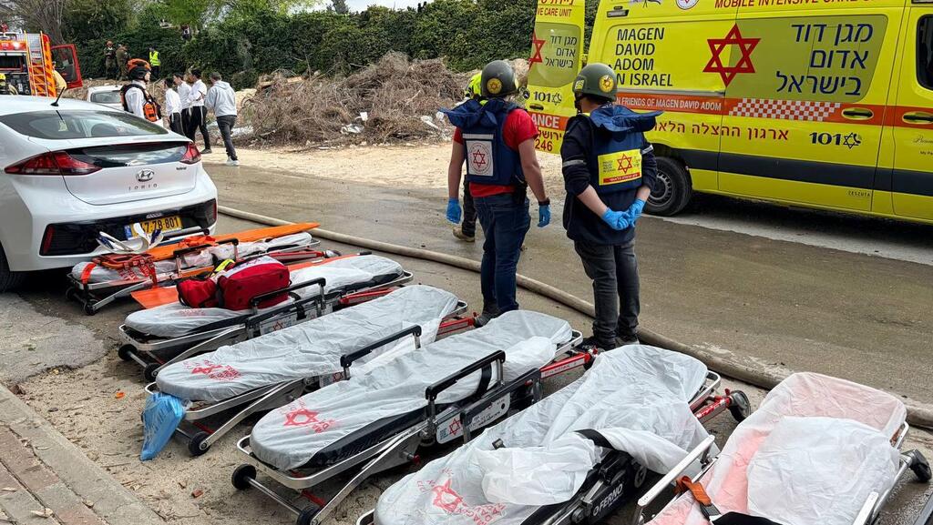 Спасатели в Бейт-Шемеше (Фото: Лиран Тамари) חמישה הרוגים בפגיעה ישירה של טיל ששוגר מאיראן בבית שמש