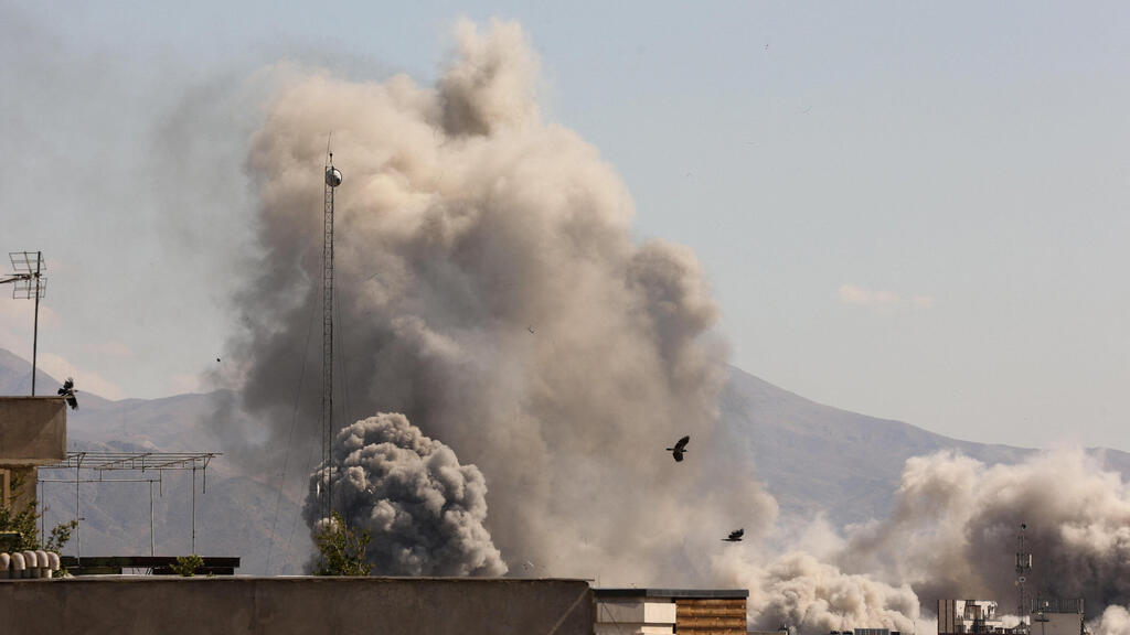 Smoke rises in heart of Tehran after strikes (Photo: Majid Asgaripour/WANA) תקיפות בלב טהרן