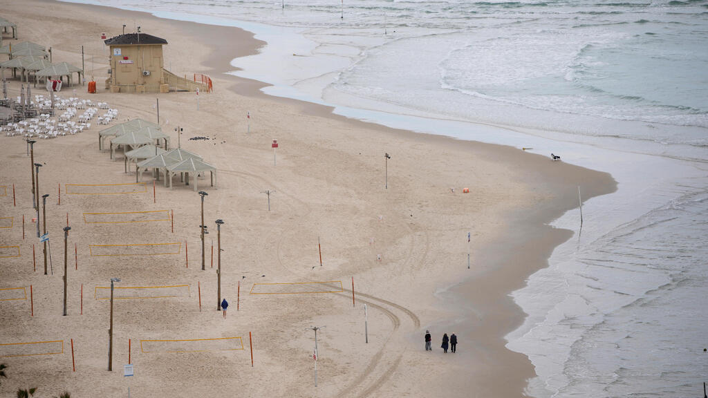 Tel Aviv’s deserted beach (Photo: AP Photo/Ohad Zwigenberg) חוף הים השומם של תל אביב
