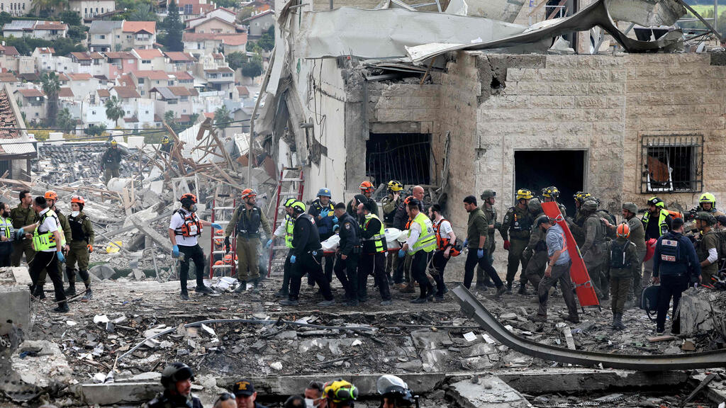 Recovering bodies from the scene (Photo: Ahmad Gharabli/ AFP) זירת הנפילה בבית שמש
