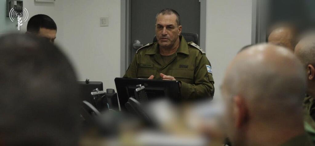 'Seizing opportunities' Chief of Staff Lt. Gen. Eyal Zamir during a situation assessment overnight (Photo: IDF) הרמטכ"ל בהערכת מצב לאחר הירי מלבנון