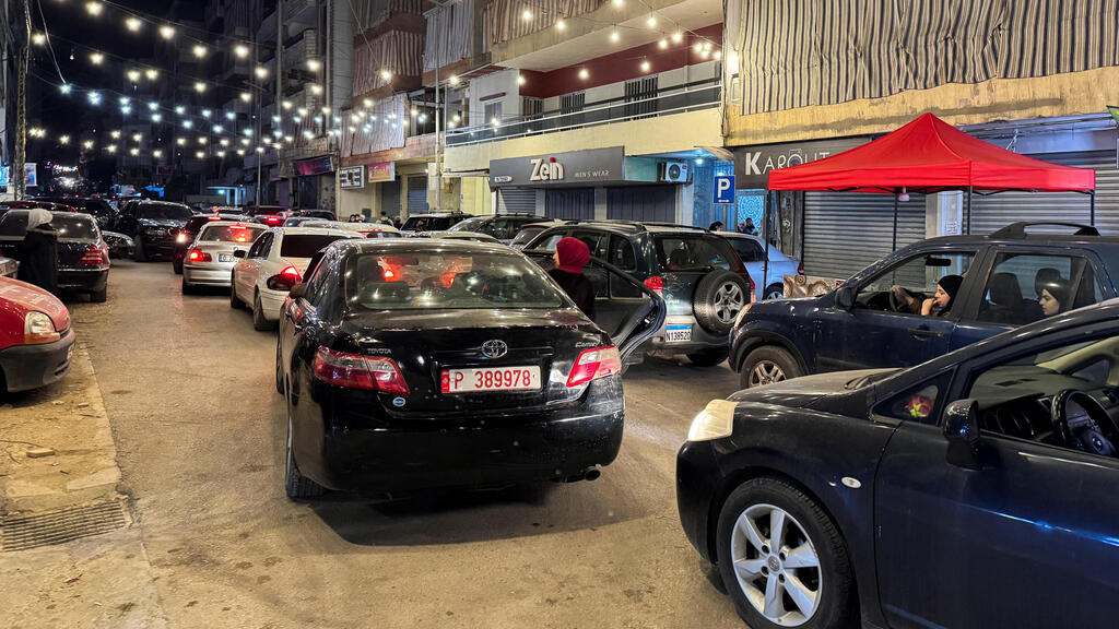 Граждане покидают Бейрут (Фото: REUTERS/Ahmad Al Kerdi) אזרחים עוזבים את הדאחייה בעקבות התקיפות