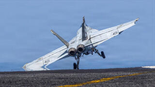 מטוס קרב F/A-18E  סופר הורנט ממריא מ נושאת המטוסים מטוסים אברהם לינקולן של ארה"ב מלחמה מול איראן