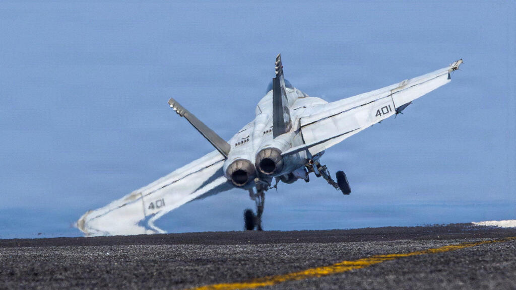 מטוס קרב F/A-18E  סופר הורנט ממריא מ נושאת המטוסים מטוסים אברהם לינקולן של ארה"ב מלחמה מול איראן