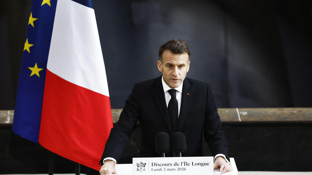 French President Emmanuel Macron quickly condemned the American-Israeli strike (Photo: Yoan Valat / POOL / AFP) נשיא צרפת עמנואל מקרון בסיס צוללות בריטאני נאום נשק גרעיני דוקטרינה חדשה מגדיל את הארסנל