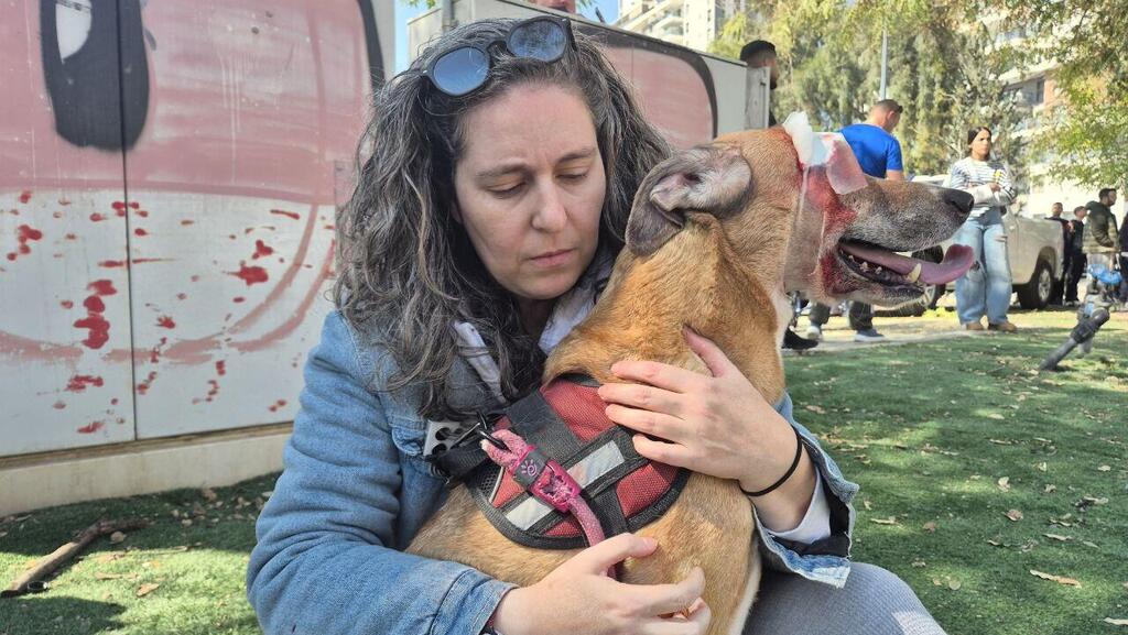 Carolina was visiting her mother, who lives in the building and whose dog was injured (Photo: Ilana Curiel) קרולינה, אימה גרה בבניין שנפגע