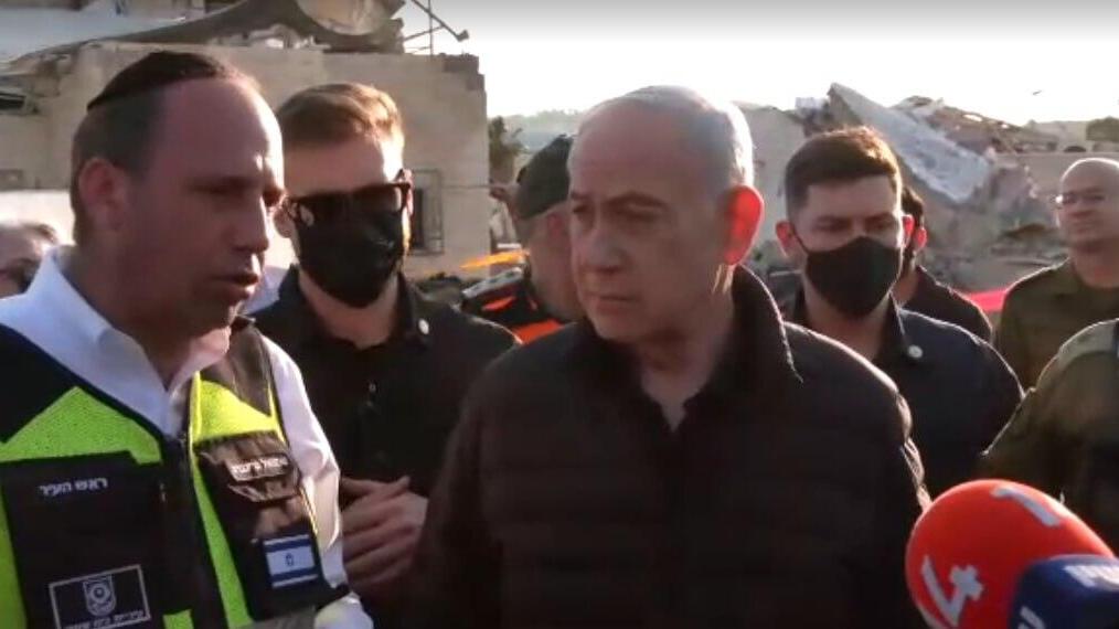 בנימין נתניהו בזירה בה נפל טיל מאריאן