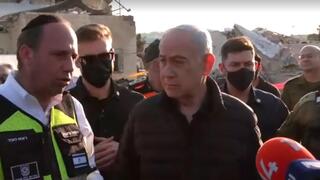 בנימין נתניהו בזירה בה נפל טיל מאריאן