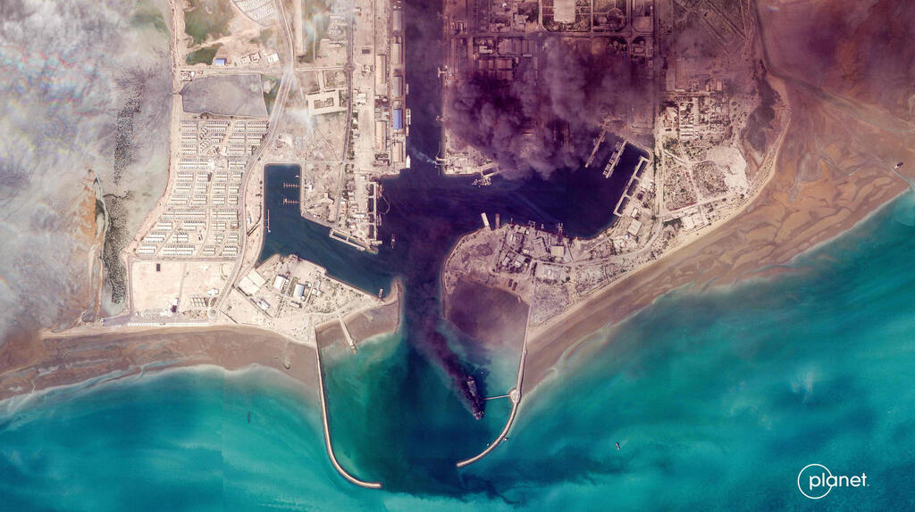 עשן מיתמר מנמל בנדר עבאס באיראן