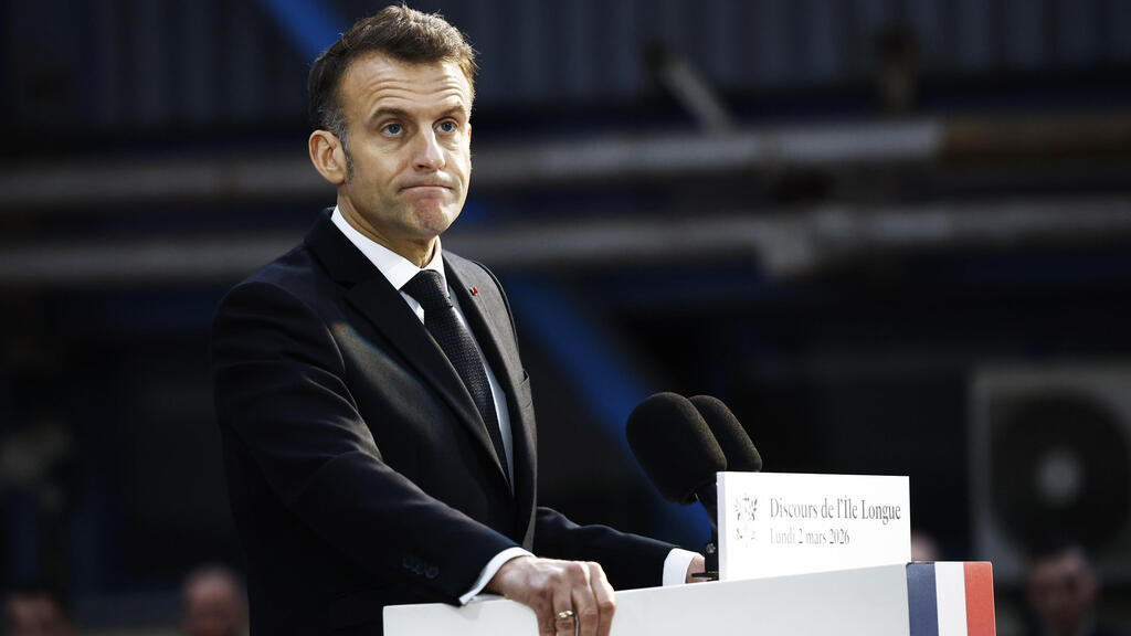 Эммануэль Макрон (Фото: Yoan Valat/Pool Photo via AP) נשיא צרפת עמנואל מקרון בסיס צוללות בריטאני נאום נשק גרעיני דוקטרינה חדשה מגדיל את הארסנל