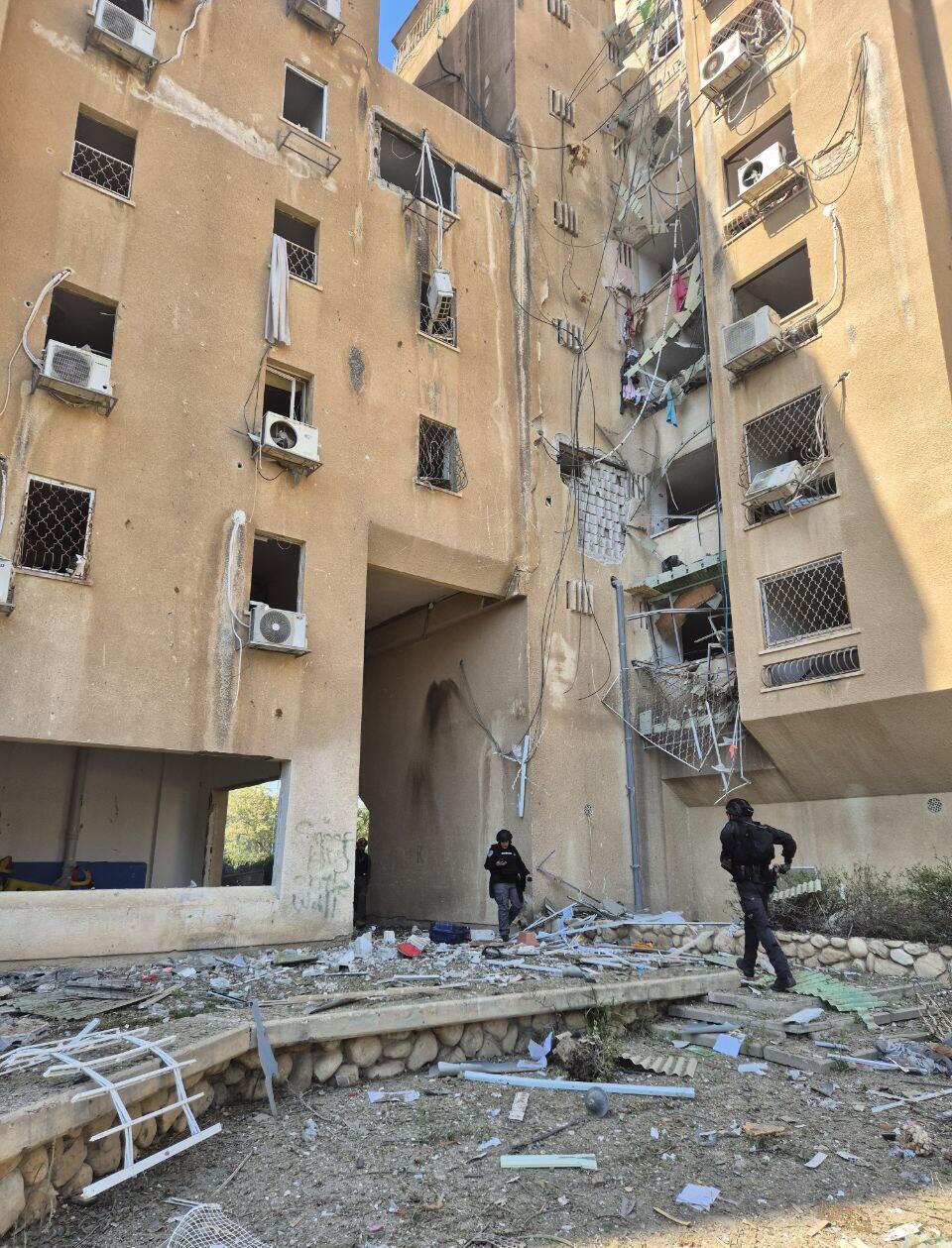 Damaged building in Be'er Sheva (Photo: Ilana Curiel) בניין שנפגע בבאר שבע