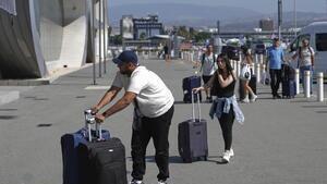 ישראלים עולים על אוניית חילוץ בלימסול במבצע "עם כלביא" ביוני 2025