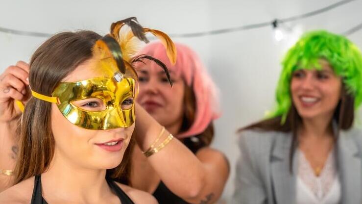 Можно договориться нарядиться всем хотя бы в карнавальные маски или парики 