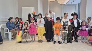 מסיבת תחפושות של דיירי בניין בבאר יעקב, בצל המצב הביטחוני