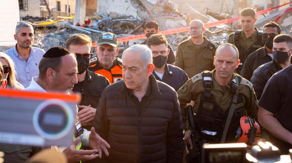 There are military gains, but no diplomatic ones yet. Netanyahu at the missile impact site in Beit Shemesh during Operation Roaring Lion (Photo: Yuval Chen) בנימין נתניהו בזירה בה נפל טיל מאריאן בבית שמש