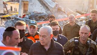 בנימין נתניהו בזירה בה נפל טיל מאריאן בבית שמש