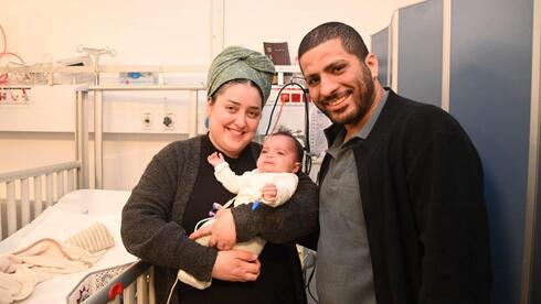 אוריה ורחלי גווילי עם בנם עוז במתחם החירום של בית החולים שניידר במהלך מלחמת שאגת הארי