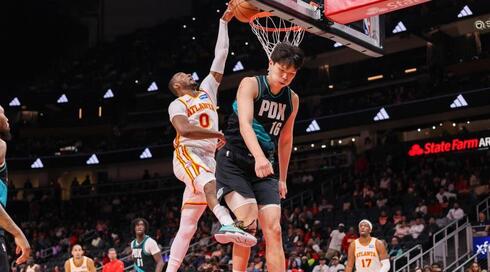 ג'ונתן קומינגה מטביע מעל יאנג האנסן