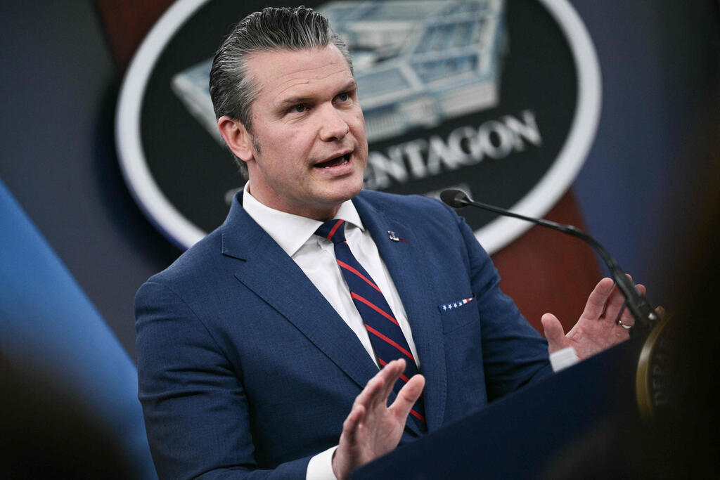 US Secretary of War Pete Hegseth (Photo: Brendan SMIALOWSKI / AFP) הגסת' בהצהרה על איראן