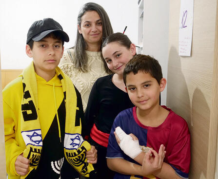 אדל ושלושה מילדיה. “אם לא בפורים, נחגוג בפסח”