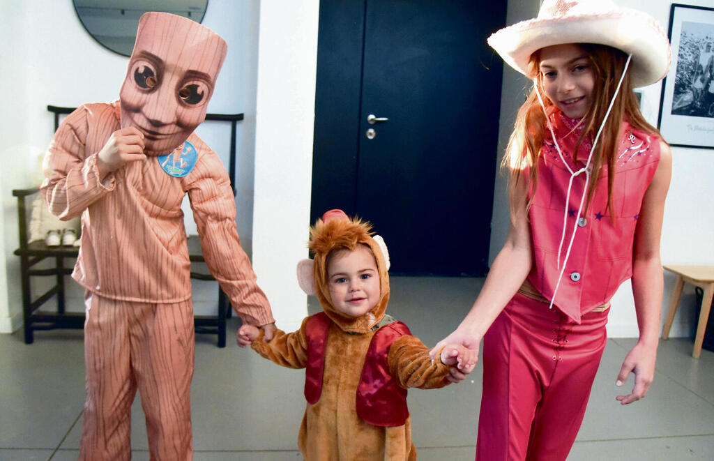 משפחת מרדכי. תחרות תחפושות בבית