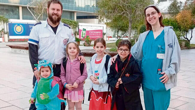 מימין: שרח דויטש, התאומות פריאל וענהאל (8 וחצי), דניאל (7), איילה  (3 וחצי) והאבא אלידע | צילום: דוברות רמב"ם