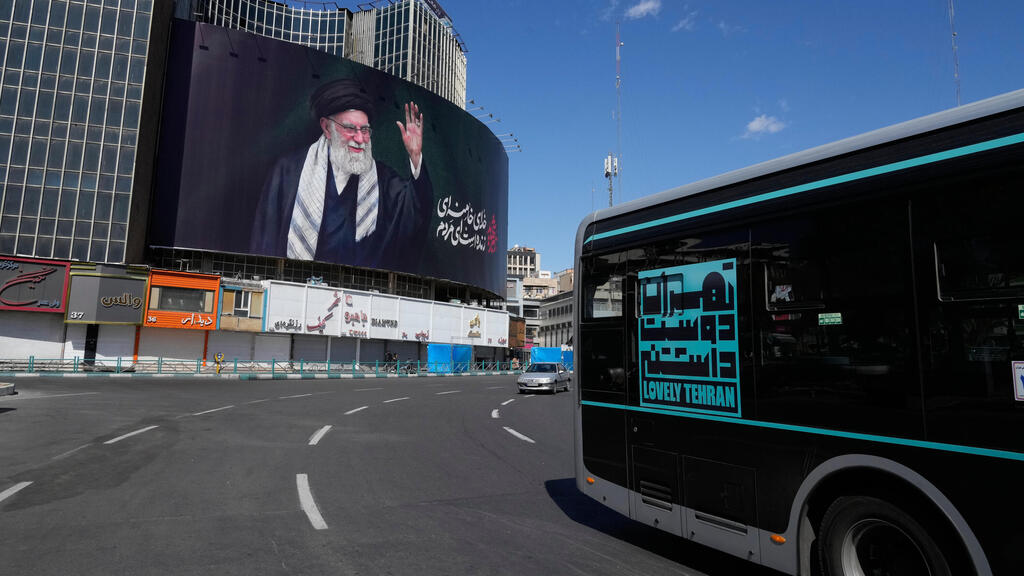 Tehran residents expressed mixed emotions after the killing of Supreme Leader Ali Khamenei (Photo: Vahid Salemi/ AP) רחובות טהרן ריקים איראן מבצע שאגת הארי