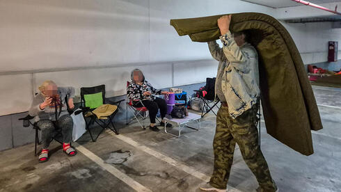 שהייה במקלט בראשון לציון בשעת אזעקה במהלך מלחמת שאגת הארי