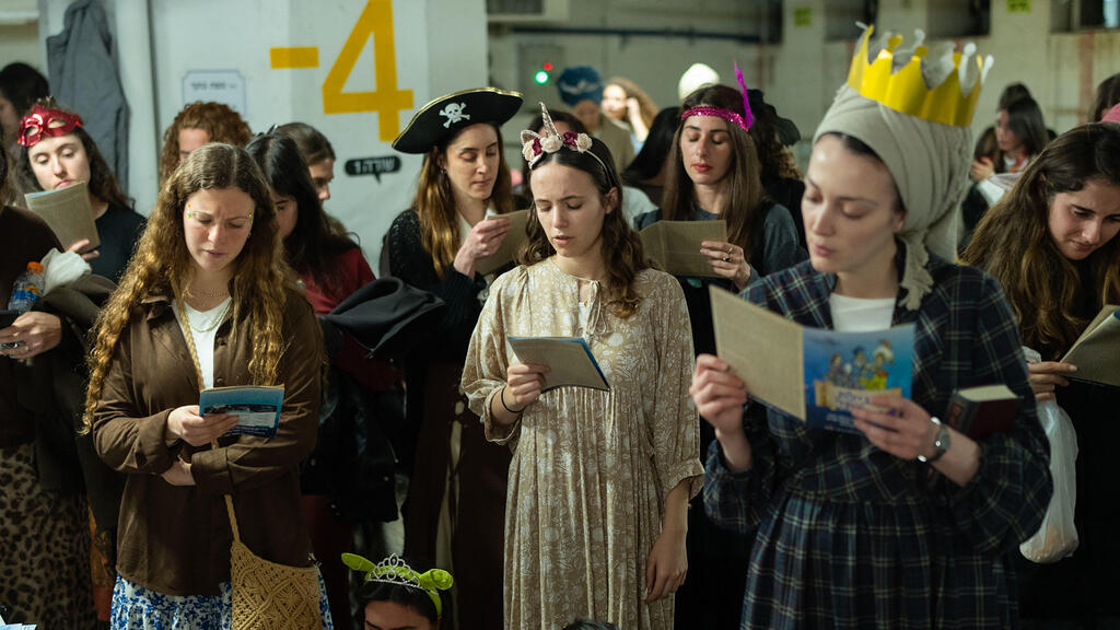 Women participate in a megillah reading in the Dizengoff Center parking garage in Tel Aviv (Photo: Erik Marmor / Getty Images) משתתפות בקריאת מגילה בחניון דיזנגוף סנטר בתל אביב