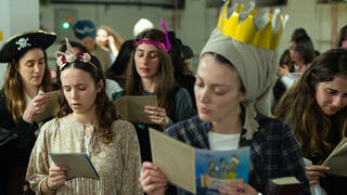 משתתפות בקריאת מגילה בחניון דיזנגוף סנטר בתל אביב