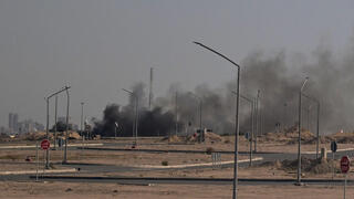 עשן עולה משגרירות ארה"ב בכוויית, 2 במרץ 2026