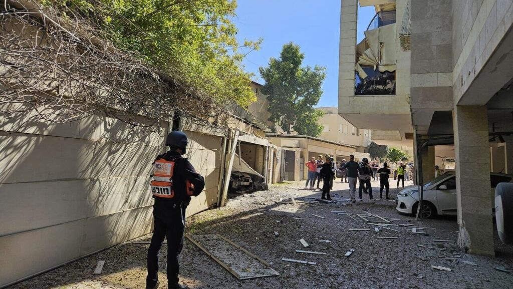 На месте падения ракеты в Петах-Тикве (Фото: "Ихуд-ацала") זירת הפגיעה בפתח תקווה