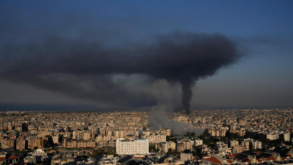 Удар по кварталу Дахия в Бейруте (Фото: AP Photo/Hussein Malla) התקיפות בדאחייה