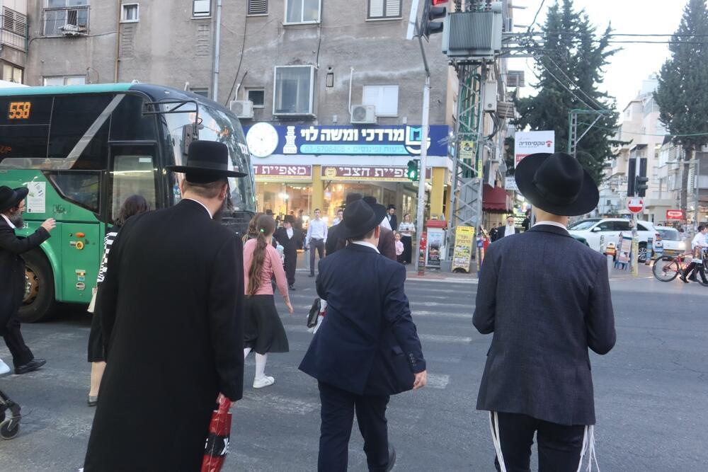 На улицах Бней-Брака (Фото: MICHAEL HATZALAM, shutterstock) На улицах Бней-Брака