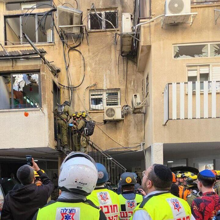 На месте падения осколка в Бней-Браке (Фото: организация "Ацала") זירת הפגיעה בבני ברק