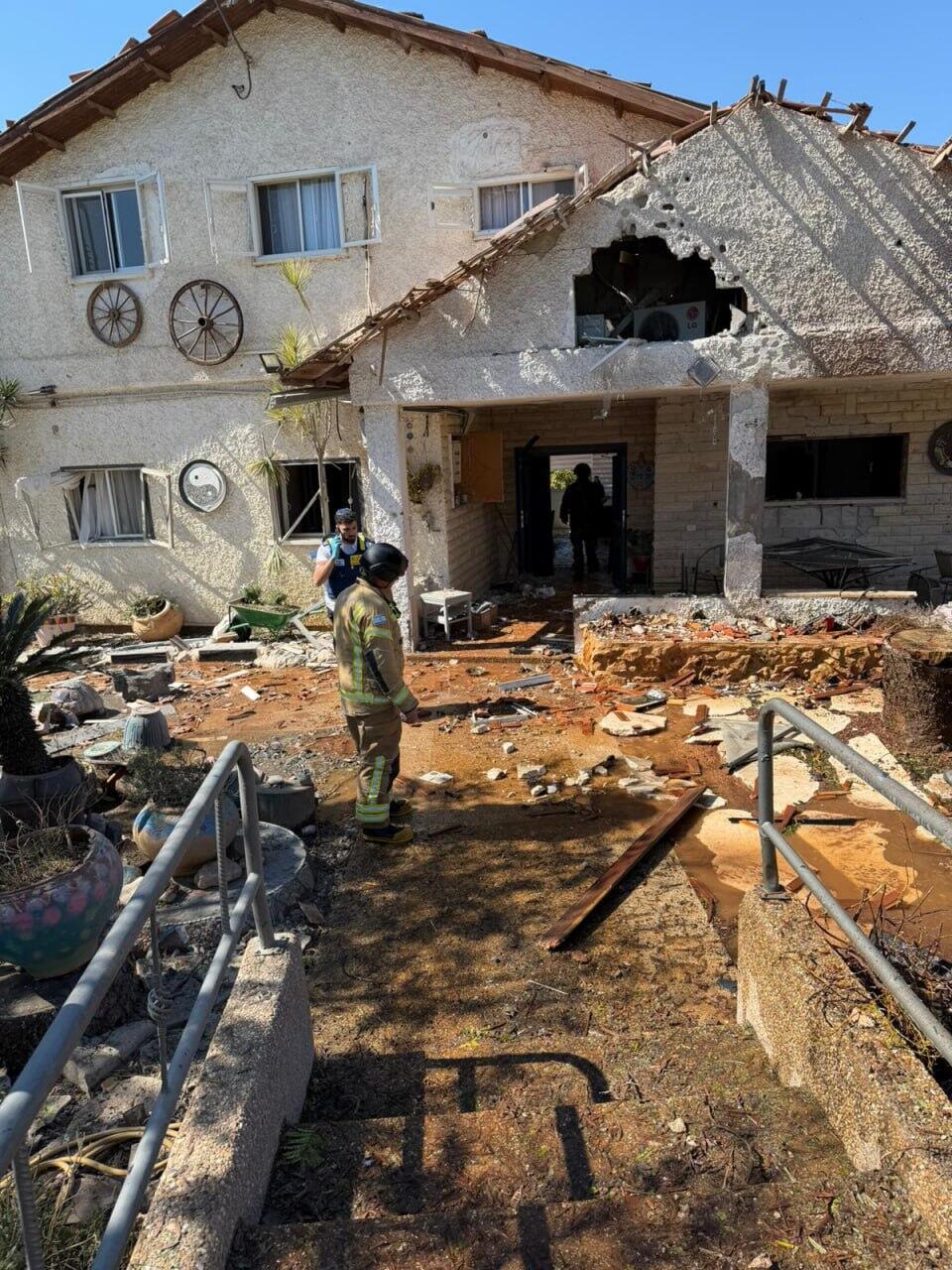 Kfar Yuval home struck by Hezbollah rocket (Photo: Fire and Rescue Services) זירת הנפילה בכפר יובל