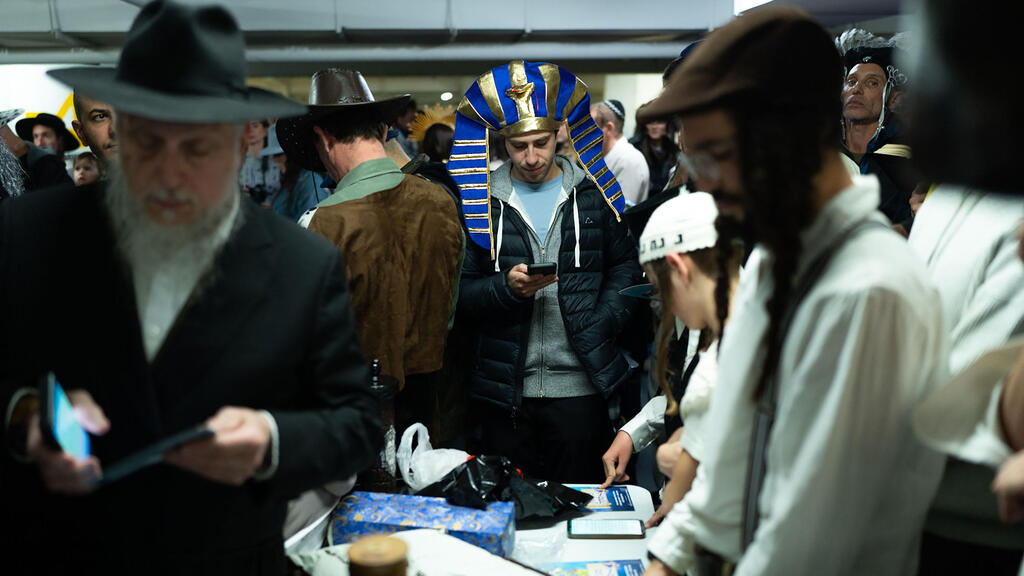 Tel Aviv (Photo: Erik Marmor / Getty Images) קריאת מגילת אסתר בחניון דיזנגוף סנטר בתל אביב