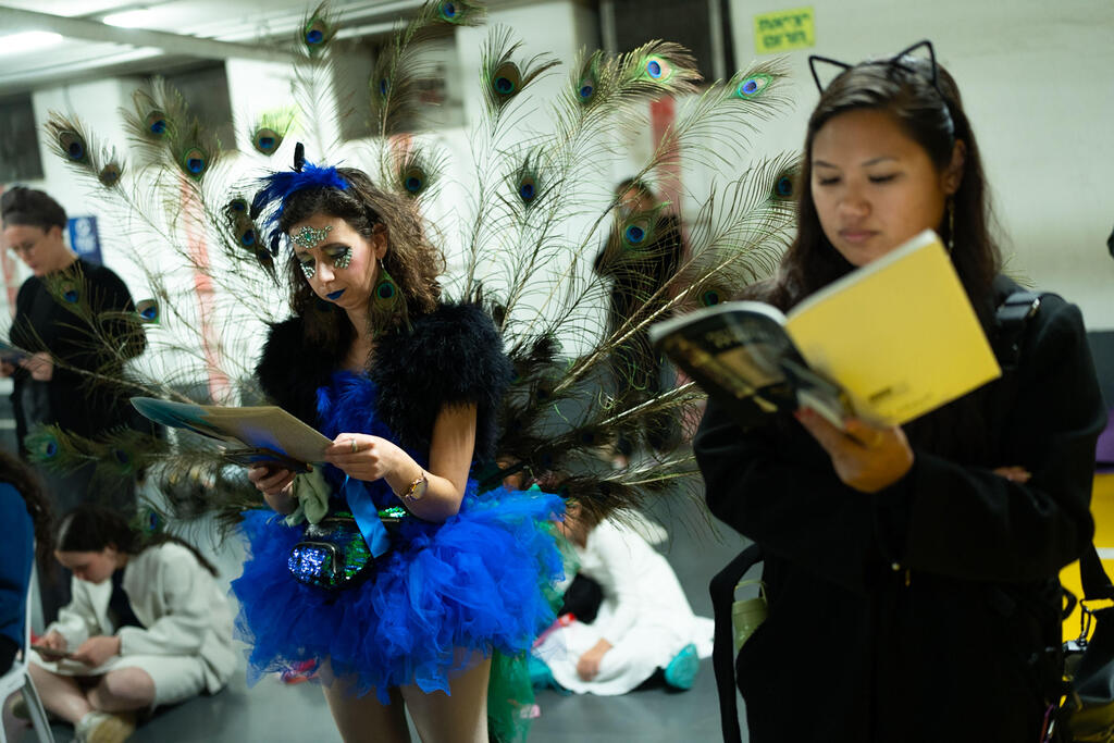 Women participate in a megillah reading in Tel Aviv (Photo: Erik Marmor/ Getty Images) משתתפות מחופשות בקריאת מגילה בחניון תת-קרקעי בתל אביב